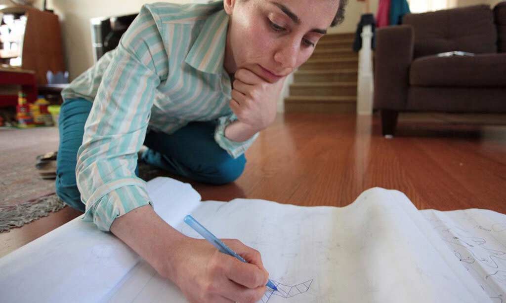 عکس مریم میرزاخانی در حال حل ریاضی